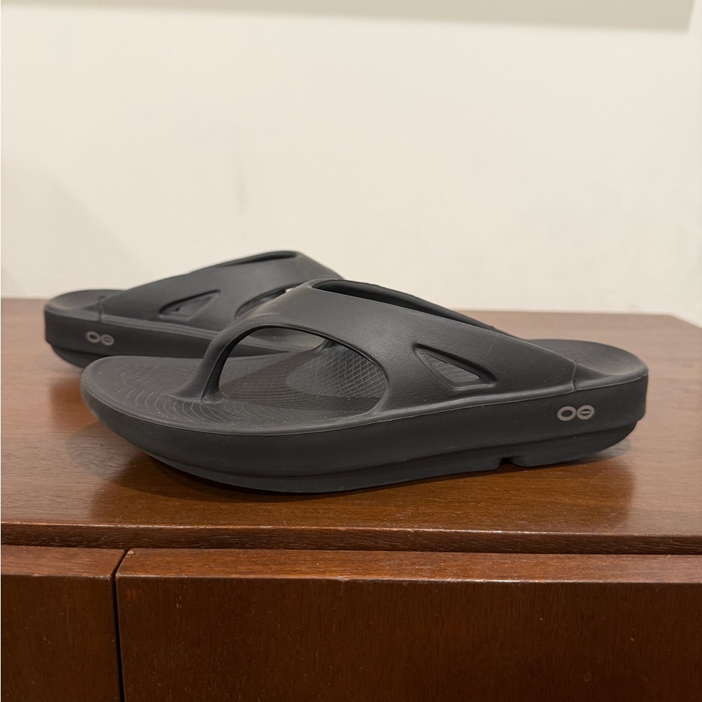 OOfos Ooriginal black sandals sz 7
